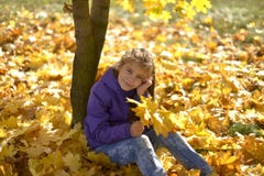 Een tiener met haar haar loopt neer in het bospark in de herfst royalty-vrije stock afbeeldingen Een tiener met haar haar loopt neer in het bospark in de herfst royalty-vrije stock afbeeldingen