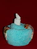 EEN TOWELED-EEN VERJAARDAGScake EN KAARS stock foto EEN TOWELED-EEN VERJAARDAGScake EN KAARS stock foto