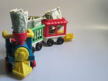 Een trein loopt op een wit hoogtepunt als achtergrond van geld Royalty-vrije Stock Foto's Een trein loopt op een wit hoogtepunt als achtergrond van geld Royalty-vrije Stock Foto's