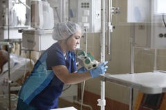 Een verpleegster treft voor chirurgie voorbereidingen royalty-vrije stock afbeeldingen Een verpleegster treft voor chirurgie voorbereidingen royalty-vrije stock afbeeldingen