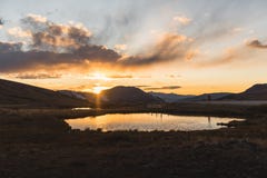 Een vijverbezinning en een landschap, zonsondergangmening bij Onafhankelijkheidspas dichtbij Esp, Colorado royalty-vrije stock afbeelding Een vijverbezinning en een landschap, zonsondergangmening bij Onafhankelijkheidspas dichtbij Esp, Colorado royalty-vrije stock afbeelding