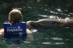Een vrouw met een dolfijn in Mexico stock foto's Een vrouw met een dolfijn in Mexico stock foto's