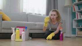 Een vrouw is weerzinwekkend wanneer hij een reusachtige mug terwijl schoonmakend vindt stock footage Een vrouw is weerzinwekkend wanneer hij een reusachtige mug terwijl schoonmakend vindt stock footage