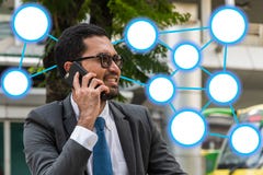 Een zakenman die op mobiele telefoon met verbonden cirkel grafisch symbool spreken royalty-vrije stock foto's Een zakenman die op mobiele telefoon met verbonden cirkel grafisch symbool spreken royalty-vrije stock foto's