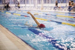 Een Zwemmer Swimming The Front Crawl In een Pool royalty-vrije stock afbeelding Een Zwemmer Swimming The Front Crawl In een Pool royalty-vrije stock afbeelding