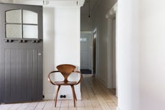 Eenvoudig decor van klassieke houten stoel in flatingang horizont stock afbeelding Eenvoudig decor van klassieke houten stoel in flatingang horizont stock afbeelding