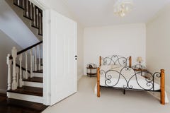 Eenvoudige slaapkamer en houten treden stock fotografie Eenvoudige slaapkamer en houten treden stock fotografie