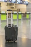 Eenzame koffer bij de luchthaven Eenzame koffer bij de luchthaven Vergeten bagage bij een lege luchthaven Verticale foto stock foto's Eenzame koffer bij de luchthaven Eenzame koffer bij de luchthaven Vergeten bagage bij een lege luchthaven Verticale foto stock foto's