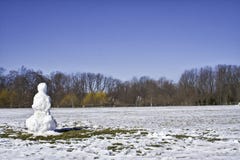 Eenzame Sneeuwman in de Lente royalty-vrije stock afbeelding Eenzame Sneeuwman in de Lente royalty-vrije stock afbeelding