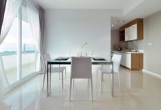 Eettafel met lijst in witte luxe moderne het leven interi wordt geplaatst die royalty-vrije stock foto's Eettafel met lijst in witte luxe moderne het leven interi wordt geplaatst die royalty-vrije stock foto's