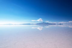 Efeito de Miror e reflex?o da montanha em planos de sal de Salar de Uyuni Uyuni, Potosi Bol?via, ?m?rica do Sul foto de stock Efeito de Miror e reflex?o da montanha em planos de sal de Salar de Uyuni Uyuni, Potosi Bol?via, ?m?rica do Sul foto de stock