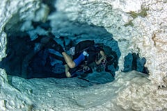 Effet de Halocline tout en plongeant en caverne de cenotes au Mexique images stock Effet de Halocline tout en plongeant en caverne de cenotes au Mexique images stock