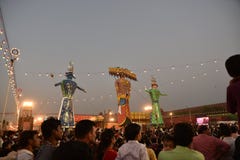Effigies énormes du Roi Ravana, son fils Megnath et frère Kumbhkarana (voyous de Ramayana épique mythologique indou) image libre de droits Effigies énormes du Roi Ravana, son fils Megnath et frère Kumbhkarana (voyous de Ramayana épique mythologique indou) image libre de droits