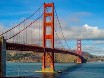 Eftermiddagsolinställning på Golden gate bridge fotografering för bildbyråer Eftermiddagsolinställning på Golden gate bridge fotografering för bildbyråer