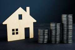 Egenskapsinvestering och värde av hemmet Mynt och modell av huset arkivfoton Egenskapsinvestering och värde av hemmet Mynt och modell av huset arkivfoton