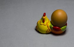 Egg-Cup met gekookt kippenei royalty-vrije stock afbeeldingen Egg-Cup met gekookt kippenei royalty-vrije stock afbeeldingen