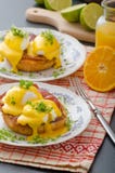 Eggs a Benedicto, prosciutto con hollandaise fotografía de archivo libre de regalías Eggs a Benedicto, prosciutto con hollandaise fotografía de archivo libre de regalías