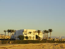 Egypte: Eenzame status inbouwend de woestijn onder het zand in de stralen van de het toenemen zon stock fotografie Egypte: Eenzame status inbouwend de woestijn onder het zand in de stralen van de het toenemen zon stock fotografie