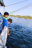 Egyptische jongens op boot stock foto Egyptische jongens op boot stock foto