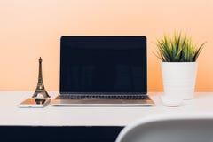 Egzamin próbny w górę laptopu notebooku na biurko stole zdjęcia stock Egzamin próbny w górę laptopu notebooku na biurko stole zdjęcia stock