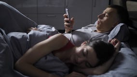 Ehemann, der online auf Frau über Handy betrügt stock video Ehemann, der online auf Frau über Handy betrügt stock video
