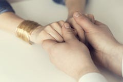 Ehemannhändchenhalten seiner Frau Geistesunterstützung, Heirat, cou lizenzfreie stockfotos Ehemannhändchenhalten seiner Frau Geistesunterstützung, Heirat, cou lizenzfreie stockfotos