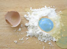 Ei mit blauem Eigelb (machen Sie ein anderes Konzept) lizenzfreies stockbild Ei mit blauem Eigelb (machen Sie ein anderes Konzept) lizenzfreies stockbild