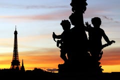 Eiffel tower and Alexandre III bridge sculptures silhouettes during a Parisian sunset royalty free stock photos Eiffel tower and Alexandre III bridge sculptures silhouettes during a Parisian sunset royalty free stock photos