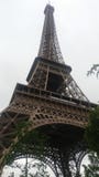 Eiffeltorn i Paris i perspektiv underifrÃ¥n arkivfoto Eiffeltorn i Paris i perspektiv underifrÃ¥n arkivfoto