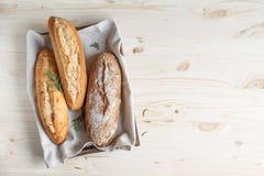Eigengemaakt brood met rozemarijn royalty-vrije stock afbeeldingen Eigengemaakt brood met rozemarijn royalty-vrije stock afbeeldingen