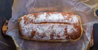 Eigengemaakt brood op bakseldocument stock afbeelding Eigengemaakt brood op bakseldocument stock afbeelding