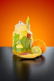 Eigengemaakt Mango en Basil Lemonade royalty-vrije stock foto Eigengemaakt Mango en Basil Lemonade royalty-vrije stock foto