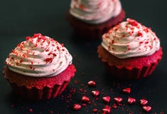 Eigengemaakt rood fluweel cupcakes stock afbeeldingen Eigengemaakt rood fluweel cupcakes stock afbeeldingen