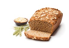 Eigengemaakt volkorendieroggebrood met amandelen op wit worden geïsoleerd royalty-vrije stock fotografie Eigengemaakt volkorendieroggebrood met amandelen op wit worden geïsoleerd royalty-vrije stock fotografie