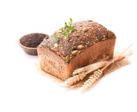 Eigengemaakt volkorendieroggebrood met papaverzaden op wit worden geïsoleerd royalty-vrije stock fotografie Eigengemaakt volkorendieroggebrood met papaverzaden op wit worden geïsoleerd royalty-vrije stock fotografie