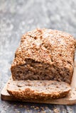 Eigengemaakt volkorenroggebrood met lijnzaad op houten lijst stock foto Eigengemaakt volkorenroggebrood met lijnzaad op houten lijst stock foto