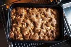 Eigengemaakte appeltaart in de oven stock afbeeldingen Eigengemaakte appeltaart in de oven stock afbeeldingen
