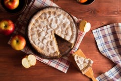 Eigengemaakte appeltaart op een houten lijst stock afbeeldingen Eigengemaakte appeltaart op een houten lijst stock afbeeldingen