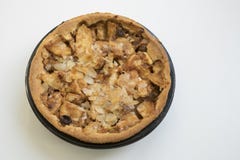 Eigengemaakte appeltaart tegen witte achtergrond stock afbeeldingen Eigengemaakte appeltaart tegen witte achtergrond stock afbeeldingen