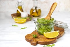 Eigengemaakte basilicum en arugulapesto in een glaskruik stock afbeeldingen Eigengemaakte basilicum en arugulapesto in een glaskruik stock afbeeldingen
