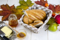 Eigengemaakte brood, boter en honing, de herfstconcept stock foto's Eigengemaakte brood, boter en honing, de herfstconcept stock foto's