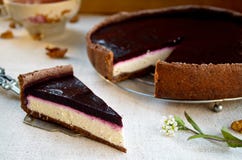 Eigengemaakte chocoladeroom scherp met braambessengelei en okkernoten stock foto Eigengemaakte chocoladeroom scherp met braambessengelei en okkernoten stock foto