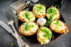 Eigengemaakte dubbele gebakken geladen aardappel stock afbeelding Eigengemaakte dubbele gebakken geladen aardappel stock afbeelding