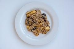 Eigengemaakte havermeelkoekjes op plaat op de witte achtergrond stock foto Eigengemaakte havermeelkoekjes op plaat op de witte achtergrond stock foto