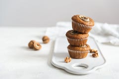 Eigengemaakte heerlijke muffin op witte achtergrond Kopcakes met banaan en okkernoot Zijaanzicht, exemplaarruimte stock foto's Eigengemaakte heerlijke muffin op witte achtergrond Kopcakes met banaan en okkernoot Zijaanzicht, exemplaarruimte stock foto's