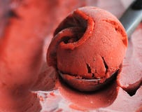 Eigengemaakte Organische het roomijslepel van het Aardbeifruit, uitgegraven o Stock Afbeelding Eigengemaakte Organische het roomijslepel van het Aardbeifruit, uitgegraven o Stock Afbeelding