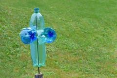 Eigengemaakte plastic flessenmolen als bescherming tegen schadelijke dieren en vogels op de tuin stock afbeeldingen Eigengemaakte plastic flessenmolen als bescherming tegen schadelijke dieren en vogels op de tuin stock afbeeldingen