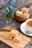 Eigengemaakte sesamkoekjes met kop thee stock foto's Eigengemaakte sesamkoekjes met kop thee stock foto's