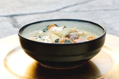 Eigengemaakte Tortellini-Soep met Groenten in een Kom royalty-vrije stock afbeeldingen Eigengemaakte Tortellini-Soep met Groenten in een Kom royalty-vrije stock afbeeldingen