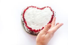 Eigengemaakte Twee minivalentijnskaartcake met het werk van de hartstencil in het midden, Hartcake stock afbeeldingen Eigengemaakte Twee minivalentijnskaartcake met het werk van de hartstencil in het midden, Hartcake stock afbeeldingen